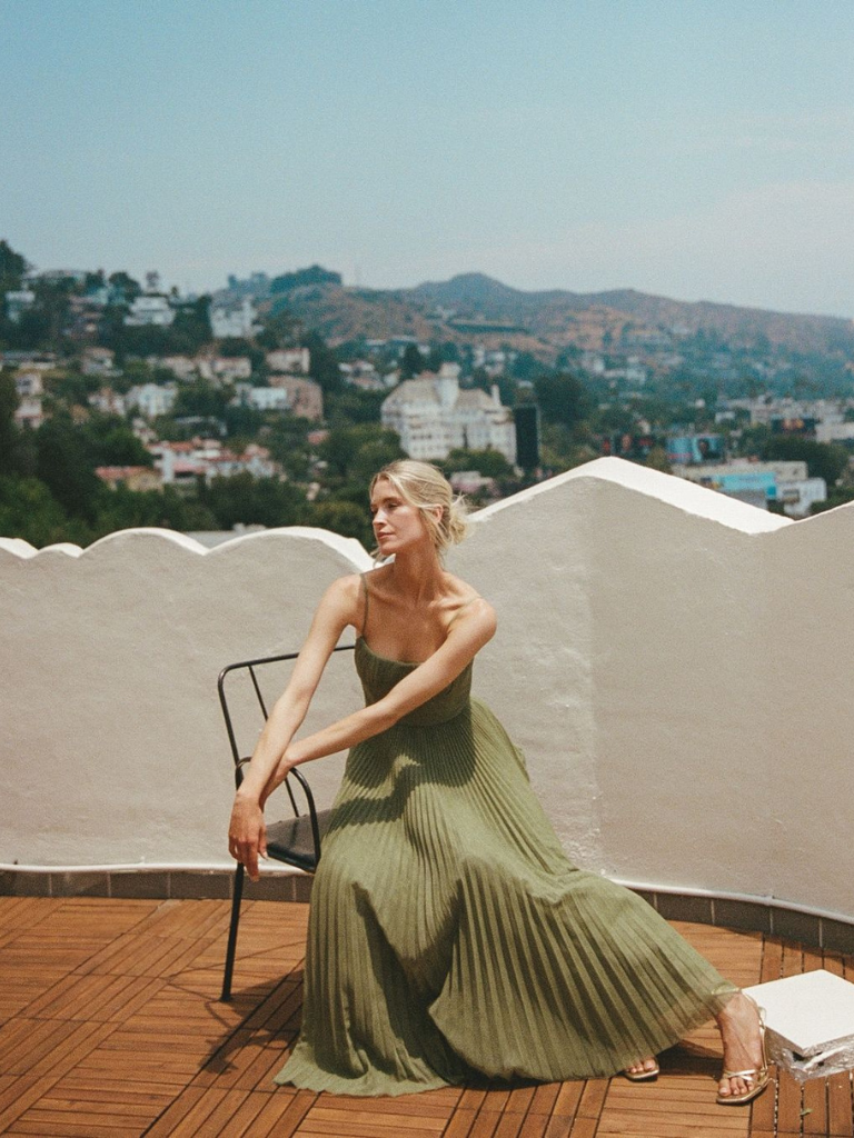 Beatriz - Vestido Midi Plisado y Ajustado