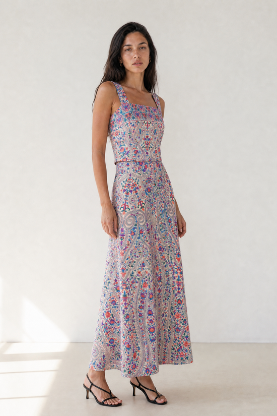 Falda Analu: Cómo Combinar una Falda Elegante y Bordada